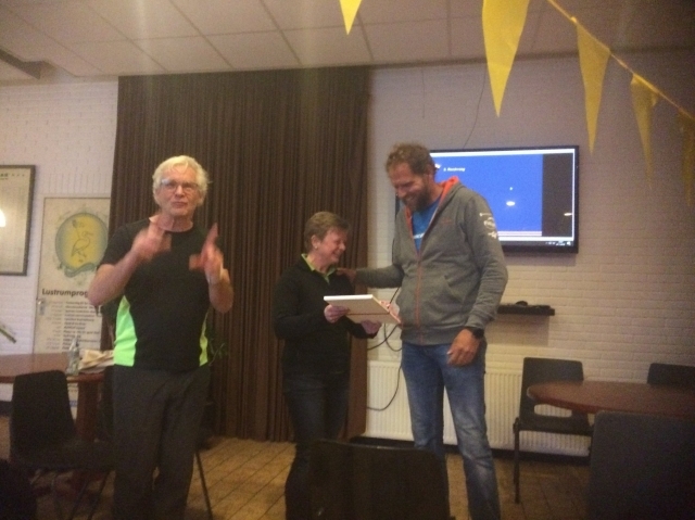 Mark Slats ontvangt de medaille voor zijn erelidmaatschap van DCR Foto gemaakt door Marina van den Berg